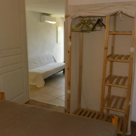 Carole F2 アパート